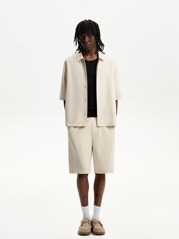 Comfort fit Camicia di Bershka in beige