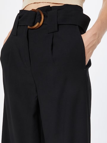 Wide leg Pantaloni cutați 'Orla' de la VERO MODA pe negru