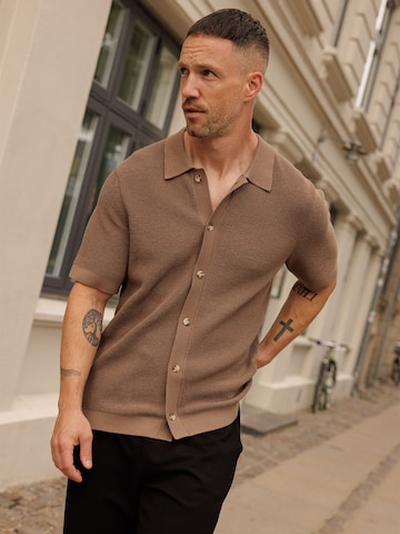 DAN FOX APPAREL Футболка 'Julien' в Коричневый
