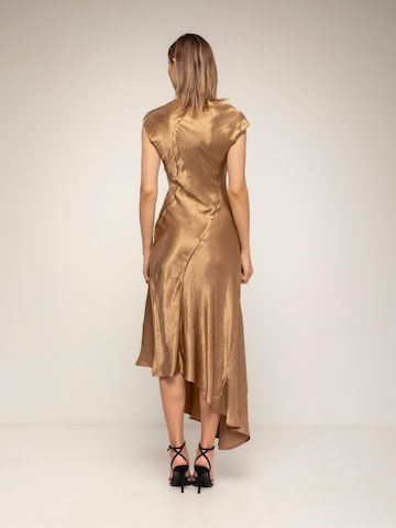 Robe de cocktail 'vestido midi con textura de seda cuello barco y largo asimétrico (Gold)' Tantra en or