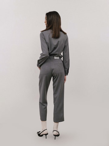 4TAILORS Loosefit Housut värissä harmaa