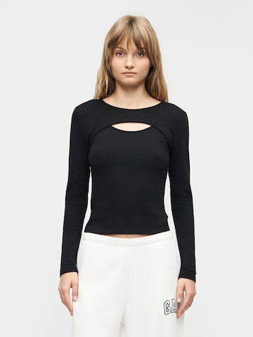 Tricou de la GAP pe negru: față