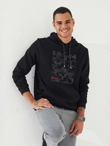 Tommy Life Sweatshirt in Black
