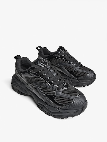 Sneaker low de la Bershka pe negru