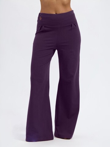 Urban Goddess Yoga & Activewear Wide leg Workout Pants 'Maeve' in Purple: front