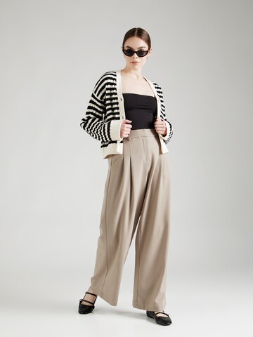 Wide leg Pantaloni con pieghe 'Henrika' di MSCH COPENHAGEN in marrone