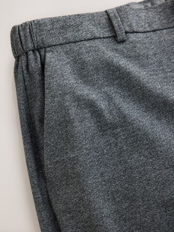regular Pantaloni con piega frontale di Next in grigio