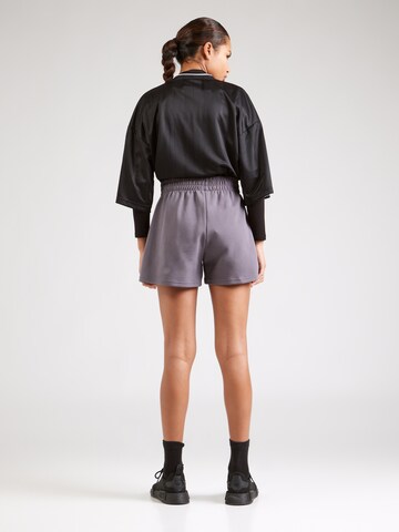 Loosefit Pantaloni sportivi di ADIDAS SPORTSWEAR in grigio