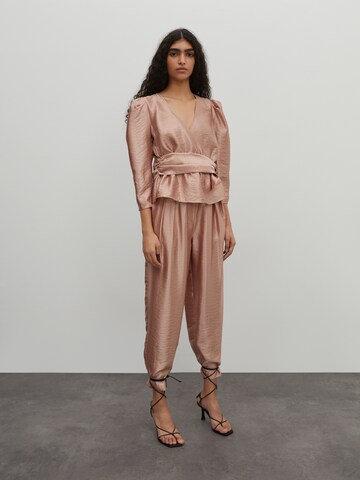 EDITED Tapered Pleat-Front Pants 'Rea shine' in Pink