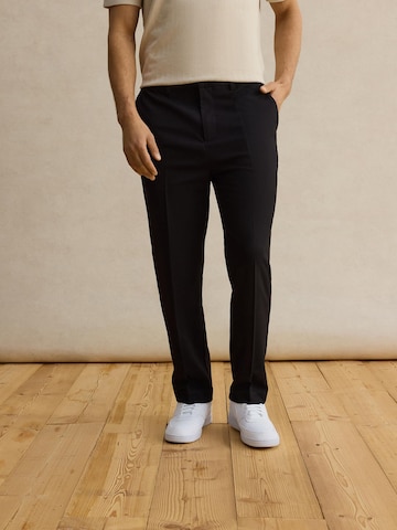 DAN FOX APPAREL Regularen Hlače na rob 'Jesper' | črna barva: sprednja stran