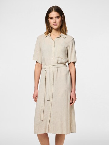 Robe-chemise 'PCPIA' PIECES en beige : devant