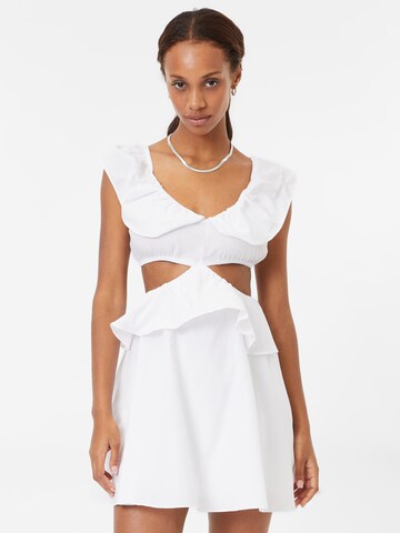 Trendyol Φόρεμα σε λευκό: μπροστά