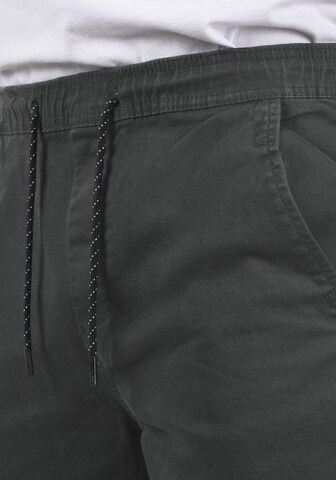 Regular Pantalon chino 'Henako' !Solid en gris