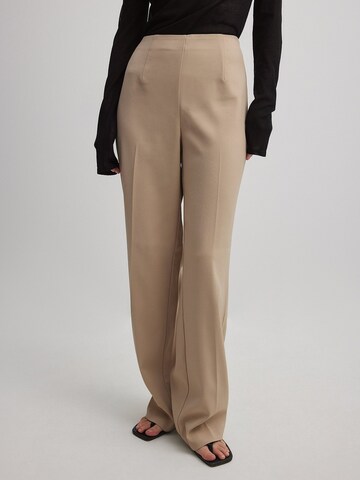 Regular Pantalon NA-KD en beige : devant