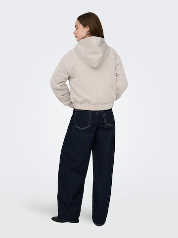 ONLY Φθινοπωρινό και ανοιξιάτικο μπουφάν 'ONLSuva' σε γκρι