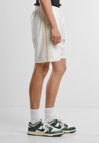 Urban Classics Regular Shorts in Weiß