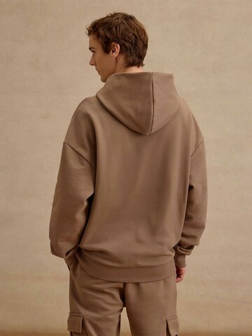 DAN FOX APPAREL Sweatshirt 'Sebastian' (GOTS) in Braun