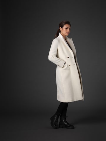 Vulto Pitkä talvitakki 'White Alpaca Double-Breasted Coat' värissä valkoinen