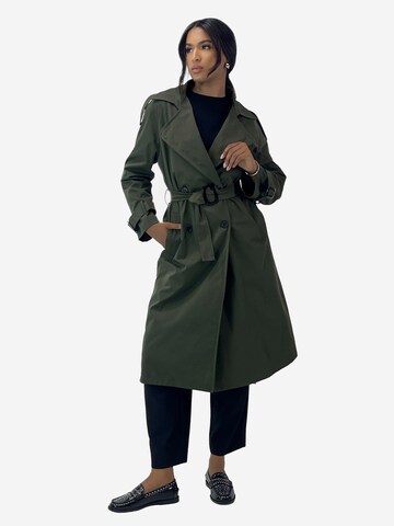 Elara Mantel in Grün