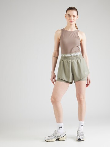 Regular Pantalon de sport NIKE en vert