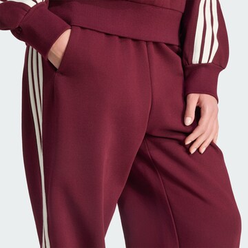 ADIDAS SPORTSWEAR Loosefit Sportovní kalhoty – červená