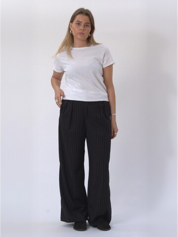 Regular Pantaloni ' Paloma ' de la TEESHOPPEN pe negru: față