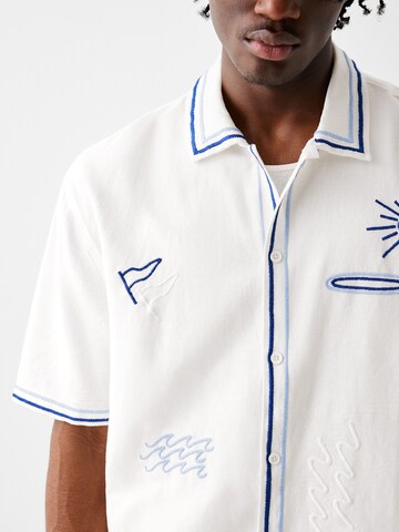 Bershka Comfort Fit Hemd in Weiß