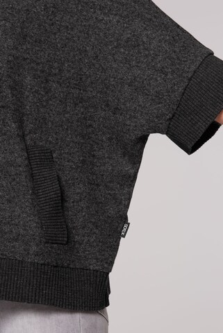 Soccx Oversized Pullover mit Stehkragen und Taschen in Schwarz