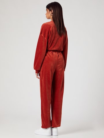 Loosefit Pantaloni 'Rylie' di ABOUT YOU x MOGLI in rosso