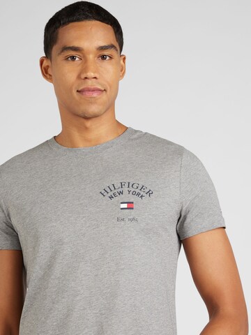 TOMMY HILFIGER T-Shirt 'Varsity' in Grau