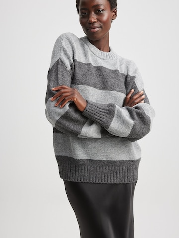 Pull-over NA-KD en gris : devant