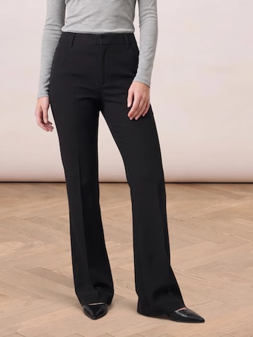 Pantaloni de la noar studios pe negru: față