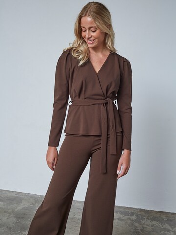 SISTERS POINT Blouse 'Nasa' in Bruin: voorkant