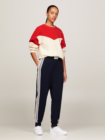 TOMMY HILFIGER Loosefit Kalhoty – modrá