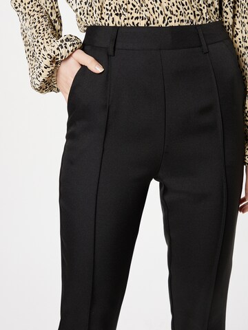 Coupe slim Pantalon 'LORNA' In The Style en noir