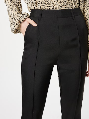 Coupe slim Pantalon 'LORNA' In The Style en noir