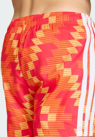 ADIDAS SPORTSWEAR - Bermudas en naranja