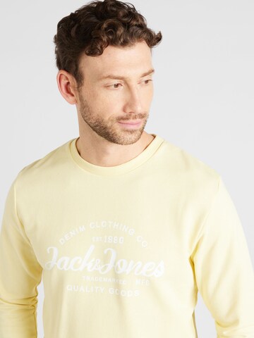 JACK & JONES - Sweatshirt 'FOREST' em amarelo