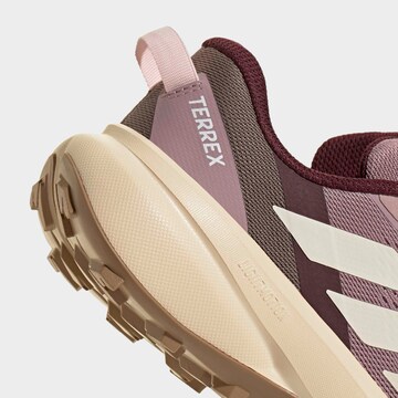 Chaussure basse 'Tracefinder Plus' ADIDAS TERREX en rose