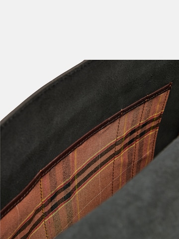 The Bridge Messenger in Brown