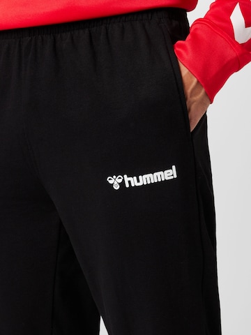 Tapered Pantaloni sportivi di Hummel in nero