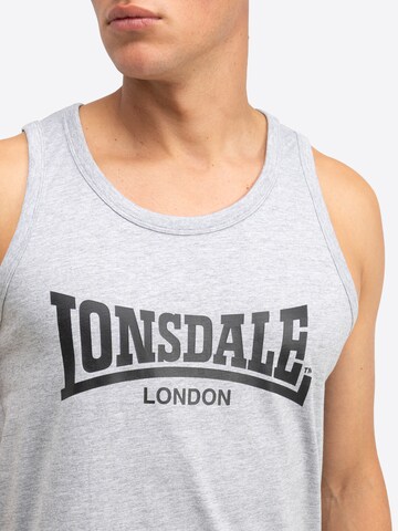 LONSDALE Футболка 'Averham' в Серый