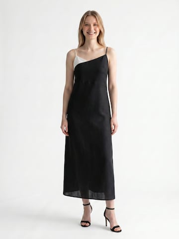 Viore Evening Dress in Black: front