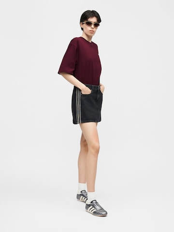 ADIDAS ORIGINALS - Camiseta talla grande 'Essentials' en rojo
