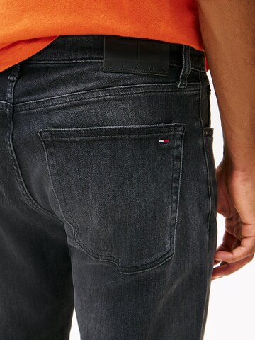 Coupe slim Jean 'Austin' Tommy Jeans en noir