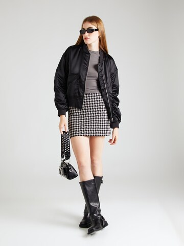 Noisy may Rock 'NMCARA' in Schwarz