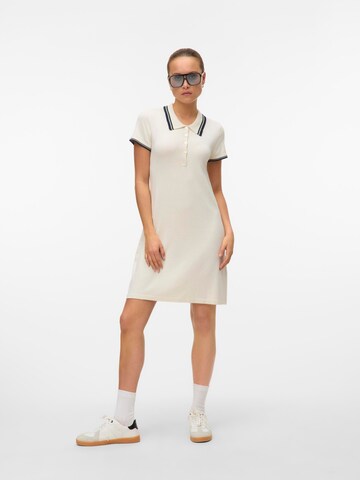 Robes en maille VERO MODA en blanc : devant