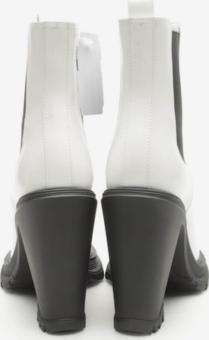 Alexander McQueen Dress Boots in 37 in White