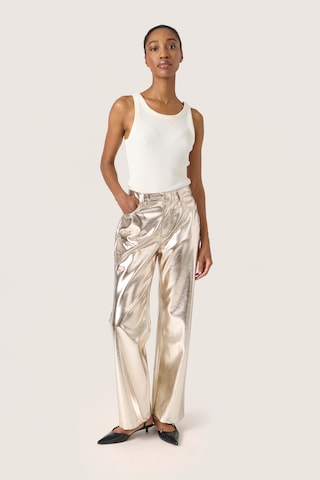 SOAKED IN LUXURY Slimfit Broek 'Danila' in Goud