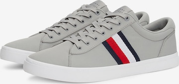 TOMMY HILFIGER Rövid szárú sportcipők 'Essential Iconic' - szürke